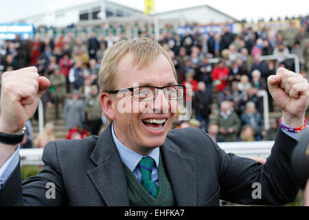 Cheltenham, Regno Unito. Xii marzo, 2015. Presentazione dei vincitori con trainer Warren Greatrex dopo aver vinto la Ladbrokes World Hurdle grado 1 con Cole indurire. Credito: Lajos-Eric Balogh/turfstock. Credito: dpa picture alliance/Alamy Live News Foto Stock