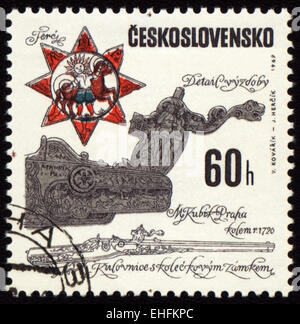 La Cecoslovacchia - circa 1969: timbro stampato in Cecoslovacchia mostra antica pistola Foto Stock