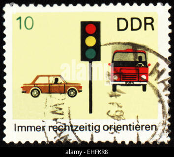Repubblica democratica tedesca - circa sessanta: un timbro stampato nella RDT (Germania orientale) mostra auto Foto Stock
