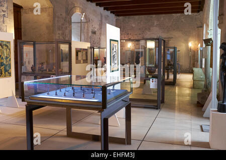 Artisti di Sicilia mostra d'arte, galleria presso il Castello Ursino, Catania, Sicilia, Italia. Turismo italiano, viaggi e vacanze Destin Foto Stock