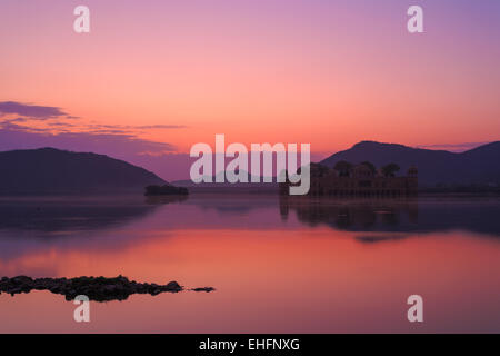 Sunrise vibranti in Jai Mahal, India. Foto Stock