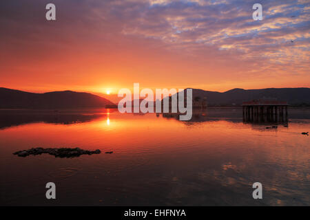 Sunrise vibranti in Jai Mahal, India. Foto Stock