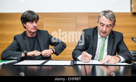 Dispensa - FRANKFURT AM MAIN, Germania - 13 Marzo: Joachim Loew, allenatore della squadra nazionale di calcio tedesca (L), e DFB presidente Wolfgang Niersbach (R) firmare il nuovo contratto per Loew e il suo team di training durante un DFB esecutivo riunione presso la sede centrale della DFB su Marzo 13, 2015 in Frankfurt am Main, Germania. Foto: Simon Hofmann/Bongarts/Getty Images/dpa ( IN CONNESSIONE CON CREDITO OBBLIGATORIO: 'Foto: Simon Hofmann/Bongarts/Getty Images/dpa ") Foto Stock