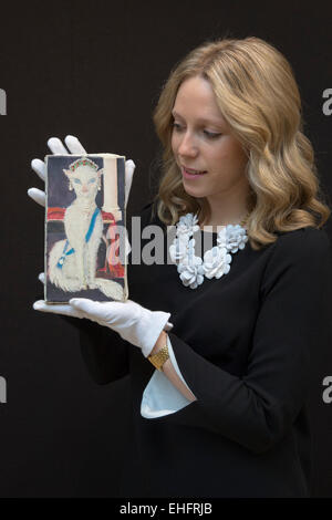 Londra, Regno Unito. Il 13 marzo 2015. Un Christie's dipendente contiene fino la Pittura ad Olio "A Royal Cat' da Sir Noël Coward. Preventivo: GBP 800-1200. Christie's annuncia la vendita di una selezione di opere già in collezione privata di Sir Noël Coward, che saranno offerti come parte del moderno britannico e irlandese vendita arte il 19 marzo 2015 a South Kensington. La collezione presenta dipinti di Coward stesso e dipinti ha acquisito e quelli che sono stati donati al di lui da parte di amici famosi. Foto: Bettina Strenske Foto Stock