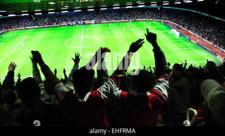 Folla di scena a una partita di calcio. Foto Stock