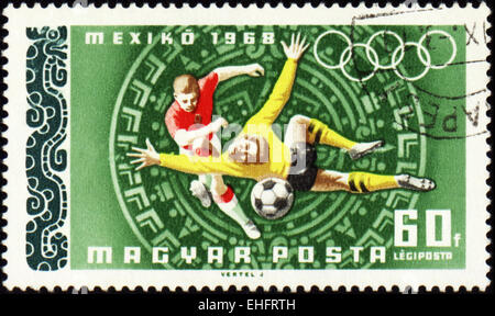Ungheria - circa 1968: un timbro postale stampato in Ungheria mostra il calcio Foto Stock