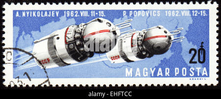 Ungheria - 1962 CIRCA: un timbro stampato in Ungheria mostra astronavi sovietica Vostok 3 e Vostok-4 con i cosmonauti Nikolaev e Popo Foto Stock