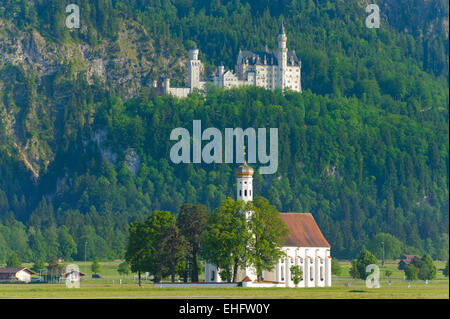 Castello di Neuschwanstein e la chiesa del pellegrinaggio di San Coloman in Baviera, Germania Foto Stock