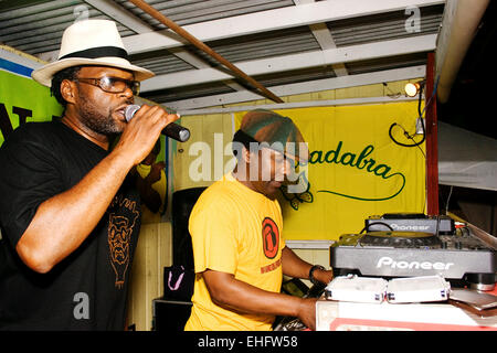 Norman Jay e Jazzie B a Norman Jay Back II Life party a Abracadabra Antigua. Foto Stock