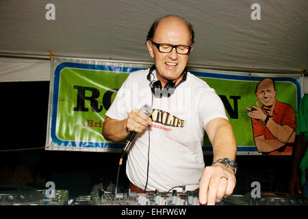 David Rodigan torna II la vita party in spiaggia Antigua. Foto Stock