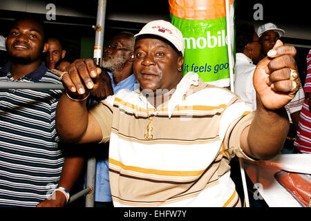 Guy dancing a David Rodigan torna II la vita party in spiaggia Antigua. Foto Stock