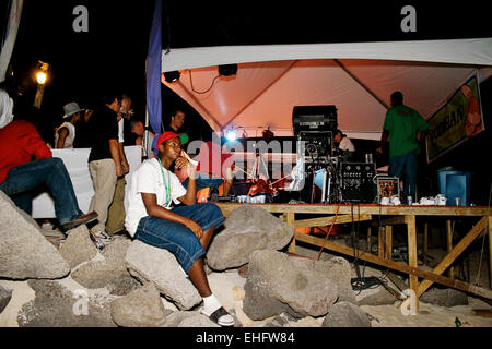 David Rodigan torna II la vita party in spiaggia Antigua. Foto Stock