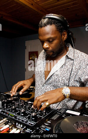 Jazzie B DJ al suo retro 2 partito vita Antigua. Foto Stock