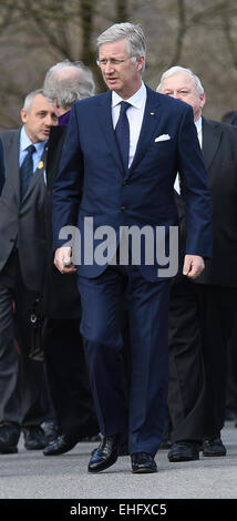 Wuelfrath, Germania. 13 Mar, 2015. Re Philippe del Belgio arriva per una visita alla Rheinkalk GmbH career training center in Wuelfrath, Germania, 13 marzo 2015. Il re è in visita di lavoro in Germania. Foto: MAJA HITIJ/dpa/Alamy Live News Foto Stock