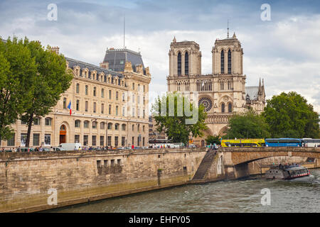 Parigi, Francia - 07 agosto 2014: Notre Dame de Paris cathedral. Il più famoso punto di riferimento della città con gente che cammina Foto Stock