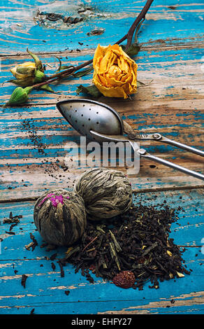 Le foglie di tè per la produzione di birra,cucchiaino ed essiccato rosa gialla.L'immagine viene colorato in stile vintage Foto Stock