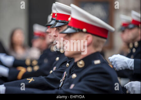 Cheapside, LONDRA, REGNO UNITO, 13 marzo 2015. I membri delle forze armate marzo da San Paolo in rotta per Guildhall dopo aver partecipato a un servizio per commemorare coloro che hanno preso parte alla guerra in Afghanistan. Foto Stock