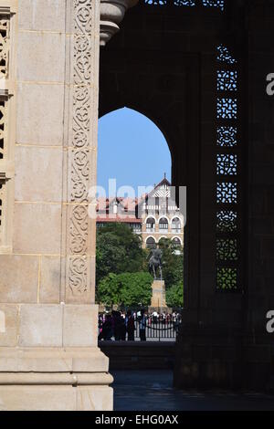 Vista del Royal Bombay Yacht Club attraverso il Gateway of India in Mumbai. Foto Stock