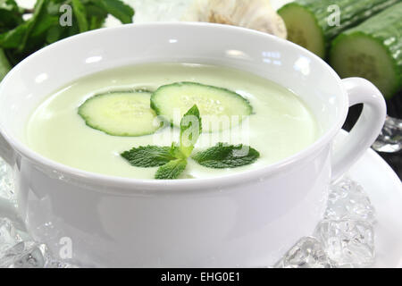 Iced zuppa di cetriolo con aglio Foto Stock