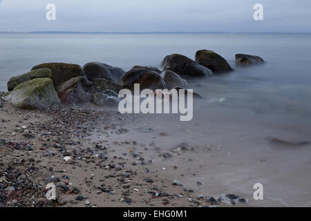 Roccia sulla sponda ripida Brodtener Foto Stock