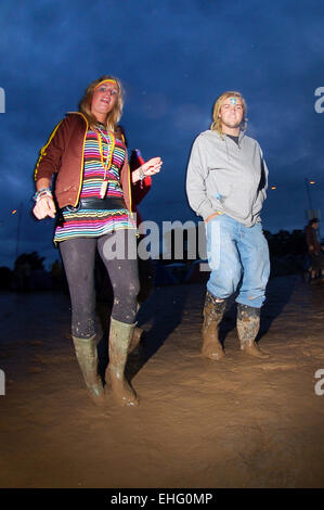 Matura in terreni fangosi wellies presso la radura Festival. Foto Stock