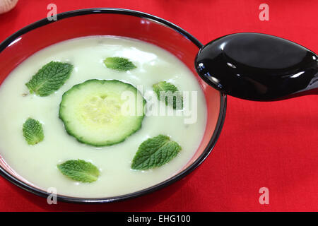 Asian ghiacciato zuppa di cetriolo con aglio Foto Stock