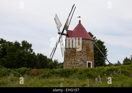 Un mulino a vento poteri macina alla storica 1825 : Les Moulins de l'Isle-aux-Coudres sul fiume San Lorenzo's little Isle-aux-Coudres Foto Stock