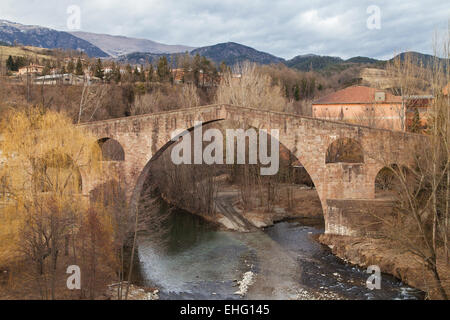 Pont Vell di Sant Joan de les Abadesses, provincia di Girona, in Catalogna. Foto Stock