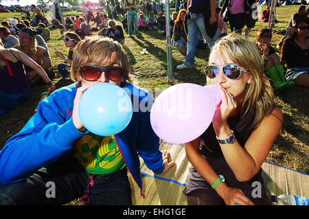 Giovane esplodere palloncini a Glade Festival 2008. Foto Stock