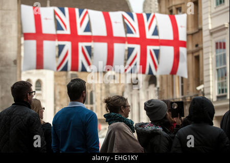 King Street, Londra, Regno Unito. 13 marzo, 2015. Migliaia di membri del pubblico tifare per come bandiere cerimoniali appendere overhead a salutare i membri delle forze armate in marcia da San Paolo in rotta per Guildhall dopo aver partecipato a un servizio per commemorare coloro che hanno preso parte alla guerra in Afghanistan. Credito: Stephen Chung/Alamy Live News Foto Stock