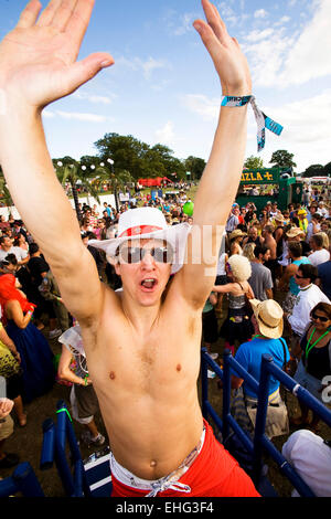 Ragazzo con la sua parte superiore fuori ballando con le mani in aria alla Big Chill 2008. Foto Stock