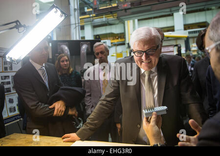 Atlanta, Georgia, Stati Uniti d'America. 13 Mar, 2015. Il Ministro degli esteri tedesco Frank-Walter Steinmeier (SPD) guarda al micro utensili durante una visita alla Georgia Institute of Technology di Atlanta, Georgia, Stati Uniti d'America, 13 marzo 2015. © dpa picture alliance/Alamy Live News Foto Stock