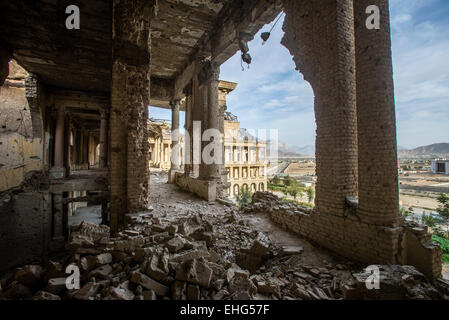 Ha rovinato il corridoio della Darul Aman Palace durante il Mujahideen fazioni hanno combattuto per il controllo di Kabul all'inizio degli anni novanta e la costruzione del nuovo parlamento sullo sfondo, Kabul, Afghanistan Foto Stock