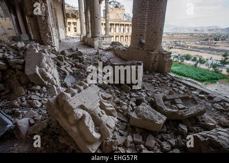 Pezzi di pietra dettagli interni di Darul Aman Palace, rovinato durante il Mujahideen fazioni hanno combattuto per il controllo di Kabul nei primi anni novanta, Kabul, Afghanistan Foto Stock