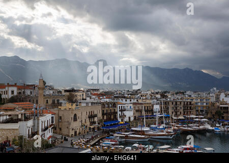 Vista del porto dal castello di Girne (Kyrenia), la parte settentrionale di Cipro Foto Stock