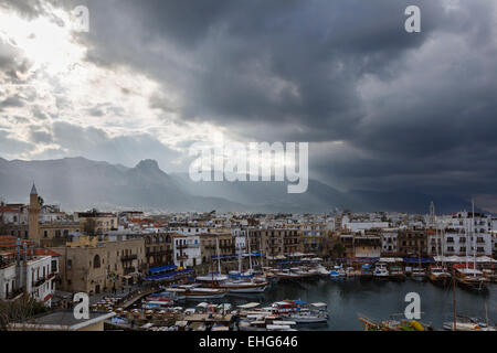 Vista del porto dal castello di Girne (Kyrenia), la parte settentrionale di Cipro Foto Stock