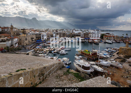 Vista del porto dal castello di Girne (Kyrenia), la parte settentrionale di Cipro Foto Stock