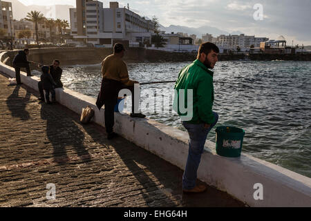 I pescatori sul lungomare di Girne (Kyrenia), la parte settentrionale di Cipro Foto Stock