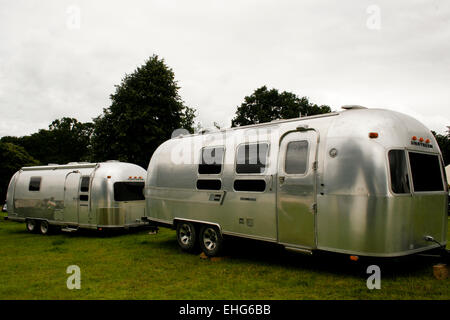 Iconico aereiforme 'Silver bullet' roulotte durante un festival in Inghilterra. Foto Stock