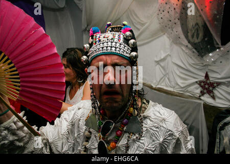 Ragazzo indossa un Thai Hill Tribe hat durante un festival in Inghilterra. Foto Stock