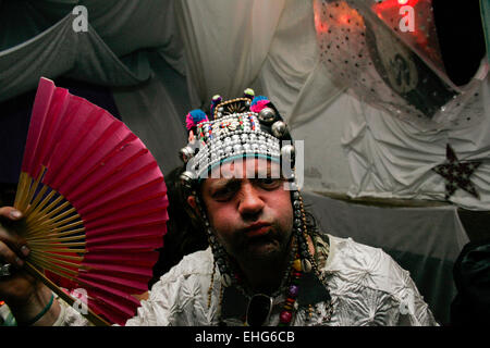 Ragazzo indossa un Thai Hill Tribe hat durante un festival in Inghilterra. Foto Stock