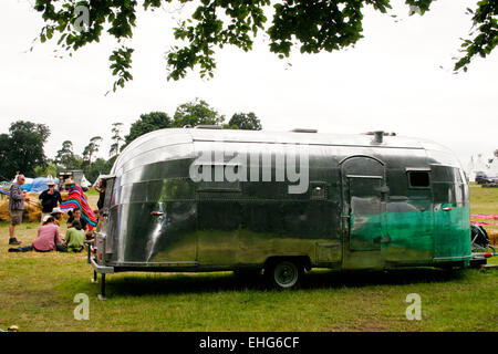 Iconico aereiforme 'Silver bullet' roulotte durante un festival in Inghilterra. Foto Stock