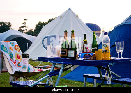 Champagne campeggio ad un festival in Inghilterra. Foto Stock