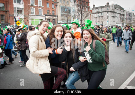 Quattro felice ed entusiasta di giovani donne godendo il giorno di San Patrizio celebrazioni in O'Connell street a Dublino, Irlanda Foto Stock