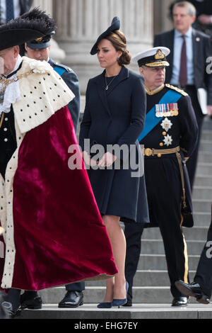 Londra, Regno Unito. 13 Mar, 2015. Katherine, duchessa di Cambridge assiste un servizio per contrassegnare la fine delle operazioni di combattimento in Afghanistan e detenuti nella cattedrale di San Paolo, Venerdì, 13 marzo 2015. Credito: Heloise/Alamy Live News Foto Stock