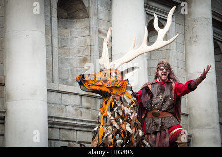 Personaggio mitico prendendo parte a il giorno di San Patrizio festival sfilata nel centro della città di Dublino Foto Stock