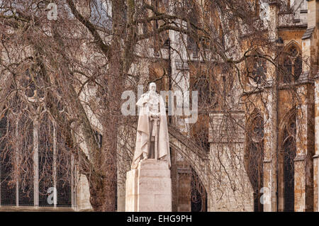 Statua di re Giorgio V fuori l'Abbazia di Westminster, Londra, Inghilterra. Foto Stock