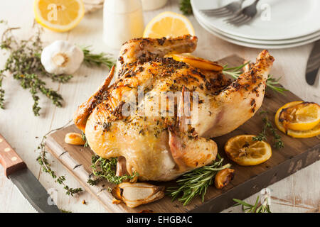 In Casa Limone e cantato tutto il pollo su un tagliere Foto Stock
