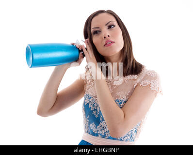 La donna in un vestito blu tenendo un sifone Foto Stock