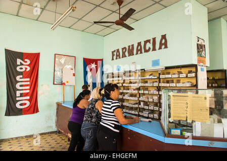 Cuba Santa Clara centro città centro farmacia farmacia farmacia shop store i clienti interni coda al bancone Foto Stock